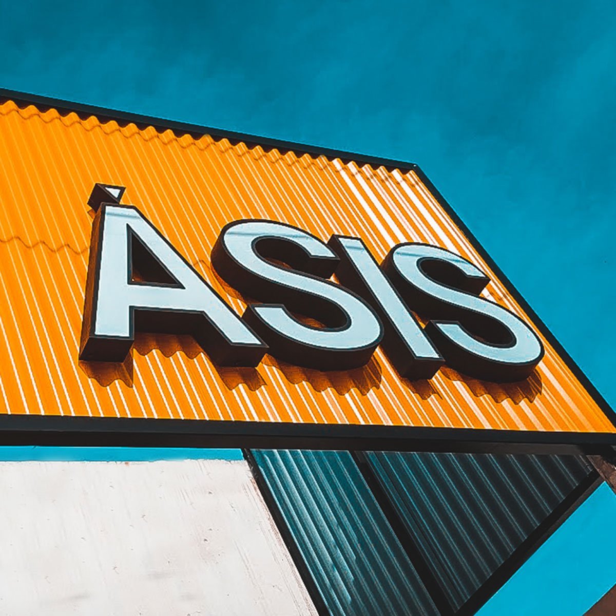 Letras corpóreas en chapa y acrílico